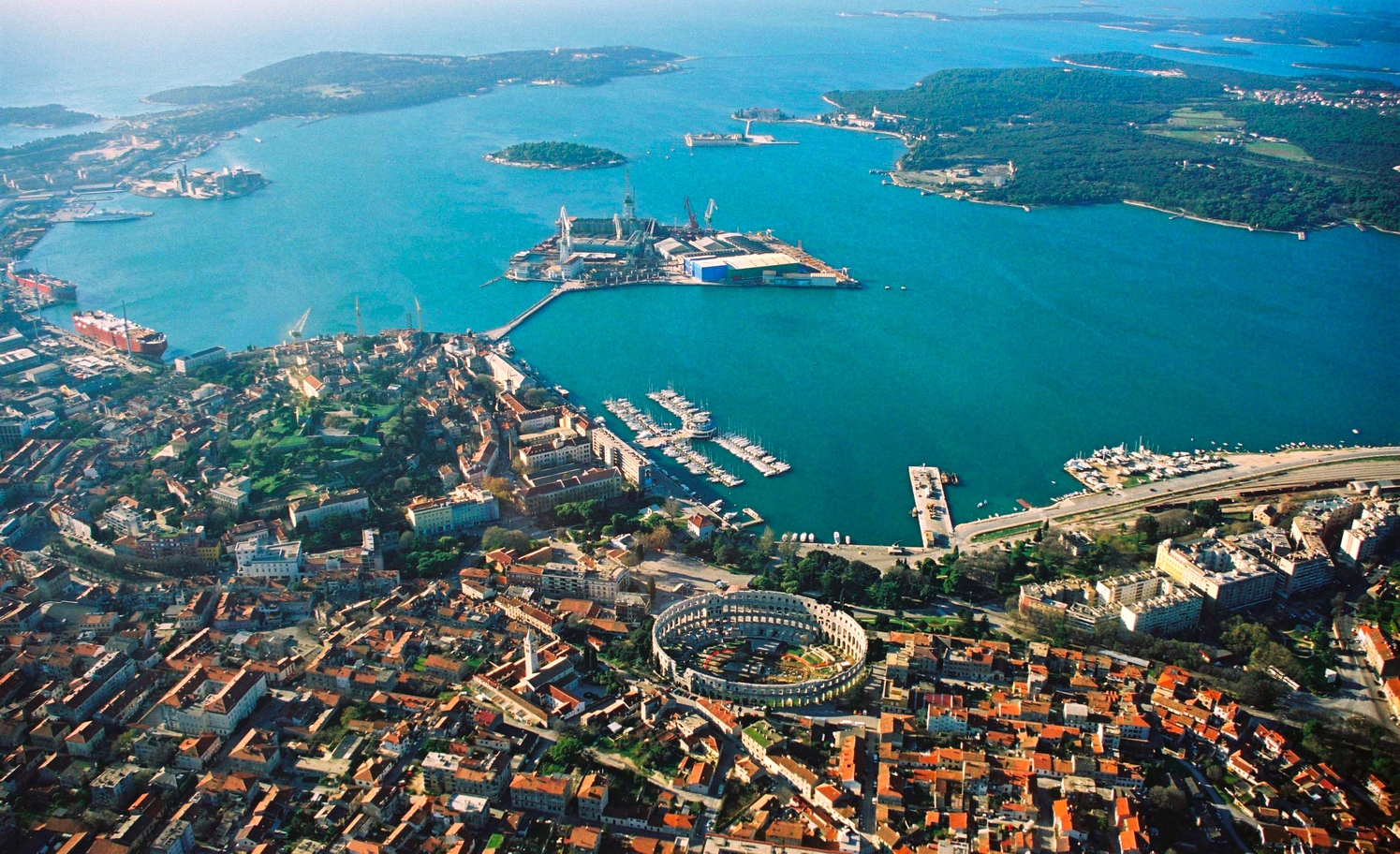 Veduta aerea storica di Pola, con l’Arena e la baia
