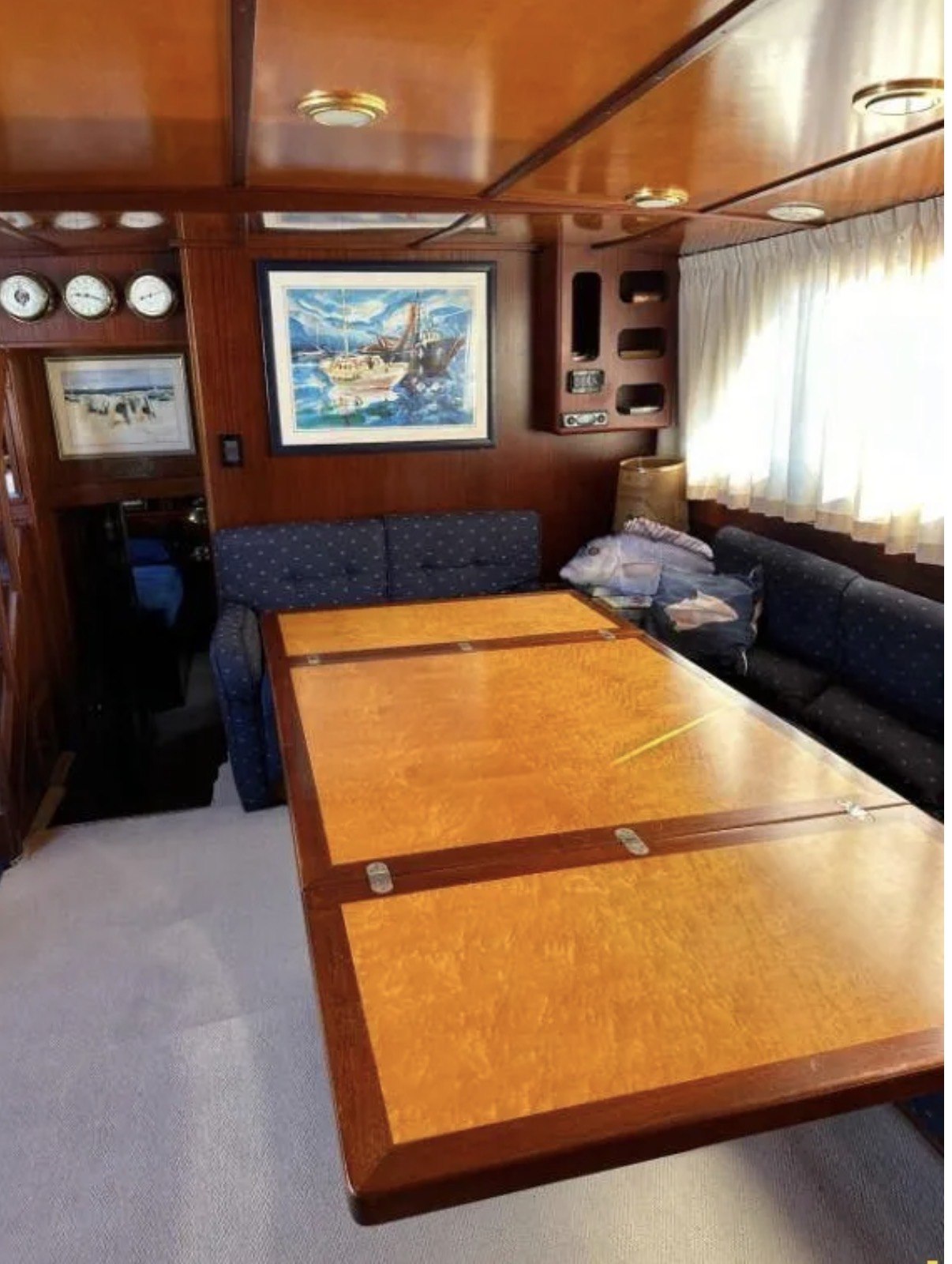 Il salone e gli interni in legno